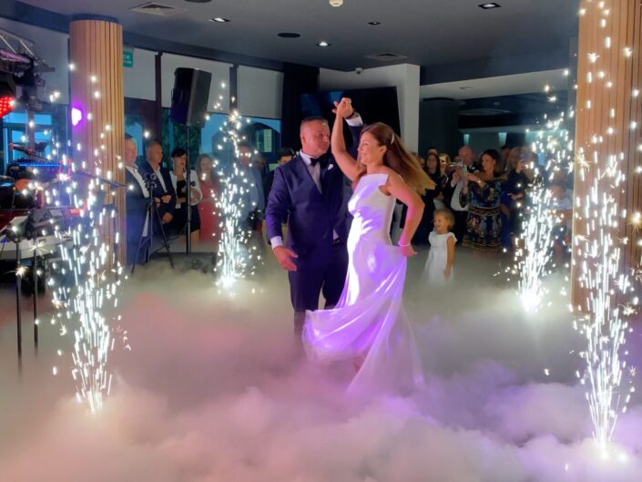 Ciężki dym i fontanny sceniczne na wesele