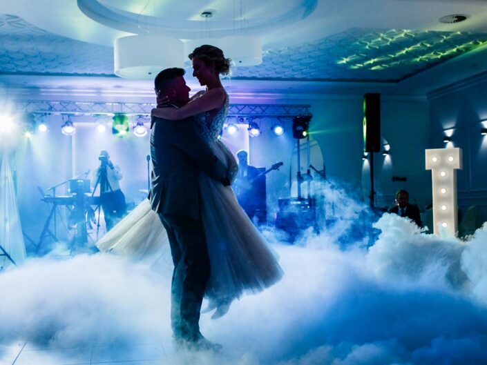 Dekoracja na wesele. Ciężki dym na wesele. Pierwszy taniec.